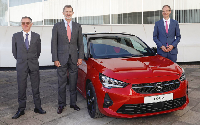 W hiszpańskiej fabryce Groupe PSA w Saragossie ruszyła produkcja szóstej generacji Opla Corsy. Król Hiszpanii Filip VI, prezes zarządu Groupe PSA Carlos Tavares oraz dyrektor generalny firmy Opel Michael Lohscheller zainaugurowali seryjną produkcję bestsellerowego modelu Opla podczas uroczystości z udziałem pracowników i zaproszonych gości.

Fot. Opel 