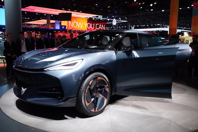 Cupra Tavascan
Nowy koncept CUPRY przedstawia wizję przyszłości marki. Dwa silniki – jeden zintegrowany na przedniej osi, drugi z tyłu – zapewnią łączną moc 224 kW (306 KM) i napęd na wszystkie cztery koła.
Fot. Ryszard M. Perczak Cupra Tavascan
Nowy koncept CUPRY przedstawia wizję przyszłości marki. Dwa silniki – jeden zintegrowany na przedniej osi, drugi z tyłu – zapewnią łączną moc 224 kW (306 KM) i napęd na wszystkie cztery koła.
Fot. Ryszard M. Perczak