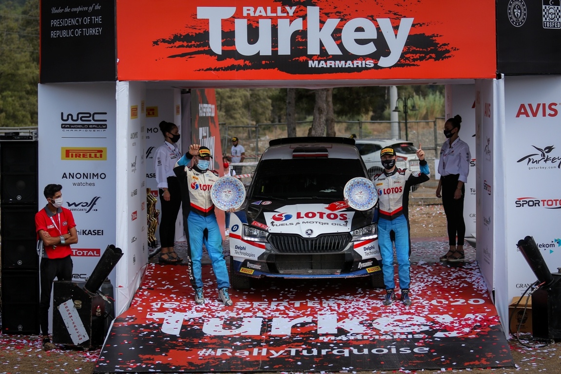 Po znakomitej jeździe Kajetan Kajetanowicz i Maciej Szczepaniak (Škoda Fabia Evo) wygrali Rajd Turcji w kategorii WRC 3 i zajęli 7. miejsce w klasyfikacji generalnej. Załoga Lotos Rally Team objęła prowadzenie drugiego dnia rajdu i oprócz zwycięstwa w kategorii WRC 3, była również najszybsza wśród załóg jadących samochodami Rally2.
Fot. Lotos Rally Team Po znakomitej jeździe Kajetan Kajetanowicz i Maciej Szczepaniak (Škoda Fabia Evo) wygrali Rajd Turcji w kategorii WRC 3 i zajęli 7. miejsce w klasyfikacji generalnej. Załoga Lotos Rally Team objęła prowadzenie drugiego dnia rajdu i oprócz zwycięstwa w kategorii WRC 3, była również najszybsza wśród załóg jadących samochodami Rally2.
Fot. Lotos Rally Team