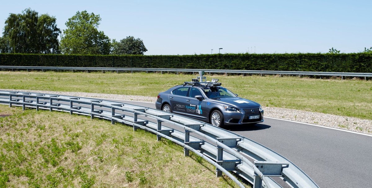 Zautomatyzowany pojazd z kierowcą, czuwającym nad bezpieczeństwem testów, będzie jeździć w centrum Brukseli.
Celem jest zbadanie wpływu różnorodnych ludzkich zachowań na zautomatyzowane systemy jazdy.
Fot. Toyota Zautomatyzowany pojazd z kierowcą, czuwającym nad bezpieczeństwem testów, będzie jeździć w centrum Brukseli.
Celem jest zbadanie wpływu różnorodnych ludzkich zachowań na zautomatyzowane systemy jazdy.
Fot. Toyota