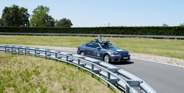 Zautomatyzowany pojazd z kierowcą, czuwającym nad bezpieczeństwem testów, będzie jeździć w centrum Brukseli.
Celem jest zbadanie wpływu różnorodnych ludzkich zachowań na zautomatyzowane systemy jazdy.
Fot. Toyota Zautomatyzowany pojazd z kierowcą, czuwającym nad bezpieczeństwem testów, będzie jeździć w centrum Brukseli.
Celem jest zbadanie wpływu różnorodnych ludzkich zachowań na zautomatyzowane systemy jazdy.
Fot. Toyota
