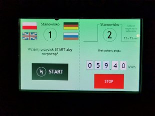 W pierwszej części raportu Motofaktów, poznaliśmy zawiłości ładowania samochodu elektrycznego w budynku wielorodzinnym, wspólnotowej hali garażowej i domu jednorodzinnym. Dziś zapraszamy na część drugą, w której zapoznamy się z niespodziankami, czyhającymi na właścicieli rozładowanych samochodów elektrycznych w miejskiej dżungli.
Fot. Jacek Wasilewski