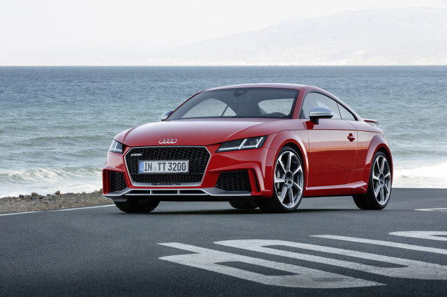 Audi TT RS
Nowy, pięciocylindrowy silnik generuje moc 400 KM, czyli o 60 KM więcej niż jego poprzednik. Maksymalny moment obrotowy 480 Nm dostępny jest w przedziale od 1700 do 5850 obr./min. Audi TT RS Coupe od 0 do 100 km/h przyspiesza w 3,7 sekundy, a roadster w 3,9 sekundy. Prędkość maksymalną producent ograniczył do 250 km/h, ale na życzenie podnieść ją można aż do 280 km/h.
Fot. Audi Audi TT RS
Nowy, pięciocylindrowy silnik generuje moc 400 KM, czyli o 60 KM więcej niż jego poprzednik. Maksymalny moment obrotowy 480 Nm dostępny jest w przedziale od 1700 do 5850 obr./min. Audi TT RS Coupe od 0 do 100 km/h przyspiesza w 3,7 sekundy, a roadster w 3,9 sekundy. Prędkość maksymalną producent ograniczył do 250 km/h, ale na życzenie podnieść ją można aż do 280 km/h.
Fot. Audi