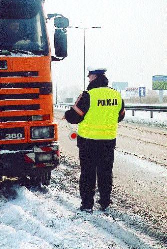 Fot. Archiwum: W Polsce obowiązek noszenia kamizelek ostrzegawczych mają: policja, służby drogowe i ratunkowe. Prawdopodobnie w przyszłym roku obejmie to również kierowców. Natomiast w Austrii obowiązkowym wyposażeniem auta oprócz trójkąta, apteczki jest Fot. Archiwum: W Polsce obowiązek noszenia kamizelek ostrzegawczych mają: policja, służby drogowe i ratunkowe. Prawdopodobnie w przyszłym roku obejmie to również kierowców. Natomiast w Austrii obowiązkowym wyposażeniem auta oprócz trójkąta, apteczki jest