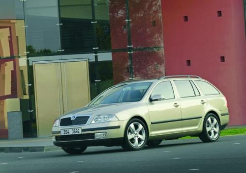 Fot. Skoda: Wersja uniwersalna Octavii ma identyczną przednią część nadwozia jak sedan. Ściana tylna w swojej górnej części jest pochylona do przodu i nadaje pojazdowi dynamiczny wygląd. Fot. Skoda: Wersja uniwersalna Octavii ma identyczną przednią część nadwozia jak sedan. Ściana tylna w swojej górnej części jest pochylona do przodu i nadaje pojazdowi dynamiczny wygląd.
