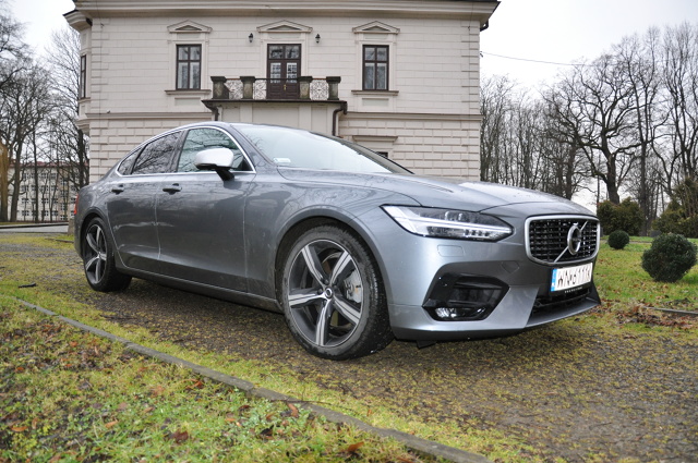 Volvo S90
Volvo S90 to dobrze dopracowany samochód. Począwszy od udanej stylistyki i wręcz pachnącego luksusem przestronnego wnętrza, poprzez całą masę systemów bezpieczeństwa oraz dobry silnik i prowadzenie. Imponuje jakością wykonania, bogactwem wyposażenia i komfortem jazdy. Pakiet Polestar powoduje, że auto ma sportową charakterystykę i może być uznane za hot hatcha.
Fot. Marcin Rejmer
Volvo S90
Volvo S90 to dobrze dopracowany samochód. Począwszy od udanej stylistyki i wręcz pachnącego luksusem przestronnego wnętrza, poprzez całą masę systemów bezpieczeństwa oraz dobry silnik i prowadzenie. Imponuje jakością wykonania, bogactwem wyposażenia i komfortem jazdy. Pakiet Polestar powoduje, że auto ma sportową charakterystykę i może być uznane za hot hatcha.
Fot. Marcin Rejmer
