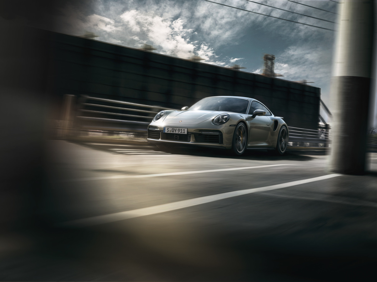 Porsche 911 Turbo S
Nowością są aktywne klapy powietrza chłodzącego. W efekcie, w połączeniu z ruchomą krawędzią przedniego spojlera oraz wysuwanym i pochylanym tylnym skrzydłem, nowy topowy model dysponuje trzema elementami aktywnej aerodynamiki. Prócz podstawowych konfiguracji aerodynamicznych 911 Turbo – PAA Speed (prędkość) i PAA Performance (osiągi/wydajność) – dodatkowo pozwala to na realizację konfiguracji Eco.
Fot. Porsche Porsche 911 Turbo S
Nowością są aktywne klapy powietrza chłodzącego. W efekcie, w połączeniu z ruchomą krawędzią przedniego spojlera oraz wysuwanym i pochylanym tylnym skrzydłem, nowy topowy model dysponuje trzema elementami aktywnej aerodynamiki. Prócz podstawowych konfiguracji aerodynamicznych 911 Turbo – PAA Speed (prędkość) i PAA Performance (osiągi/wydajność) – dodatkowo pozwala to na realizację konfiguracji Eco.
Fot. Porsche