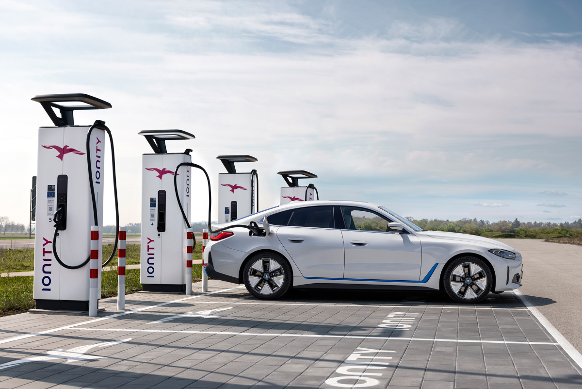 BMW i4
Auto poosiada system ostrzegania przed kolizją czołową, wskaże ograniczenia prędkości, ostrzega przed zjechaniem z pasa ruchu w wyposażeniu standardowym. Opcjonalny oferowany jest aktywny regulator prędkości z automatycznym asystentem ograniczeń prędkości i prowadzeniem po trasie.
Fot. BMW BMW i4
Auto poosiada system ostrzegania przed kolizją czołową, wskaże ograniczenia prędkości, ostrzega przed zjechaniem z pasa ruchu w wyposażeniu standardowym. Opcjonalny oferowany jest aktywny regulator prędkości z automatycznym asystentem ograniczeń prędkości i prowadzeniem po trasie.
Fot. BMW