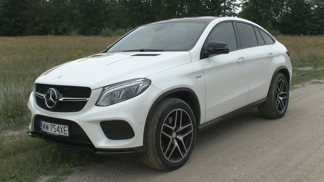 Mercedes GLE 450 Coupe AMG
Mercedes GLE Coupe jest dostępny w Polsce od 326 500 zł. Wariant testowany przez naszą redakcję kosztował podstawowo 369 500 zł, natomiast z dodatkami – 427 780 zł. Dla porównania, ceny głównego konkurenta GLE Coupe – BMW X6 – zaczynają się od 328 100 zł.
Fot. Kacper Rogacin Mercedes GLE 450 Coupe AMG
Mercedes GLE Coupe jest dostępny w Polsce od 326 500 zł. Wariant testowany przez naszą redakcję kosztował podstawowo 369 500 zł, natomiast z dodatkami – 427 780 zł. Dla porównania, ceny głównego konkurenta GLE Coupe – BMW X6 – zaczynają się od 328 100 zł.
Fot. Kacper Rogacin