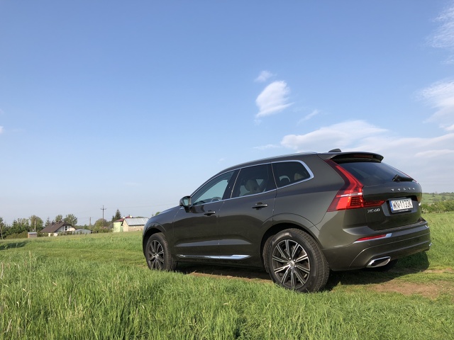 Volvo XC60
W naszym teście Volvo XC60 II generacji w wersji Inscription z silnikiem D4 2.0 o mocy 190 KM z 8-biegową, automatyczną skrzynią biegów Geartronic i napędem 4x4. Mierzy prawie 4,7 m długości, do 100 km/h rozpędza się w 8,4 sekundy i osiąga prędkość maksymalną 205 km/h. W prezentowanej wersji kosztuje 217 400 zł.
Fot. Marcin Rejmer Volvo XC60
W naszym teście Volvo XC60 II generacji w wersji Inscription z silnikiem D4 2.0 o mocy 190 KM z 8-biegową, automatyczną skrzynią biegów Geartronic i napędem 4x4. Mierzy prawie 4,7 m długości, do 100 km/h rozpędza się w 8,4 sekundy i osiąga prędkość maksymalną 205 km/h. W prezentowanej wersji kosztuje 217 400 zł.
Fot. Marcin Rejmer