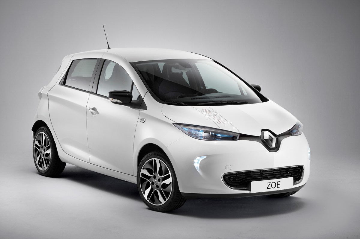 Renault Zoe Star Wars
Renault wprowadza na rynek serię limitowaną Zoe Star Wars, która z pewnością stanie się samochodem kolekcjonerskim dla fanów Gwiezdnych Wojen. Nowa seria pojawi się na wiosnę wraz z wejściem na ekrany kolejnego filmu sagi „Solo: A Star Wars story”.
Fot. Renault Renault Zoe Star Wars
Renault wprowadza na rynek serię limitowaną Zoe Star Wars, która z pewnością stanie się samochodem kolekcjonerskim dla fanów Gwiezdnych Wojen. Nowa seria pojawi się na wiosnę wraz z wejściem na ekrany kolejnego filmu sagi „Solo: A Star Wars story”.
Fot. Renault