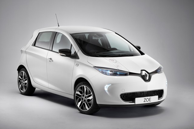 Renault Zoe Star Wars
Renault wprowadza na rynek serię limitowaną Zoe Star Wars, która z pewnością stanie się samochodem kolekcjonerskim dla fanów Gwiezdnych Wojen. Nowa seria pojawi się na wiosnę wraz z wejściem na ekrany kolejnego filmu sagi „Solo: A Star Wars story”.
Fot. Renault Renault Zoe Star Wars
Renault wprowadza na rynek serię limitowaną Zoe Star Wars, która z pewnością stanie się samochodem kolekcjonerskim dla fanów Gwiezdnych Wojen. Nowa seria pojawi się na wiosnę wraz z wejściem na ekrany kolejnego filmu sagi „Solo: A Star Wars story”.
Fot. Renault