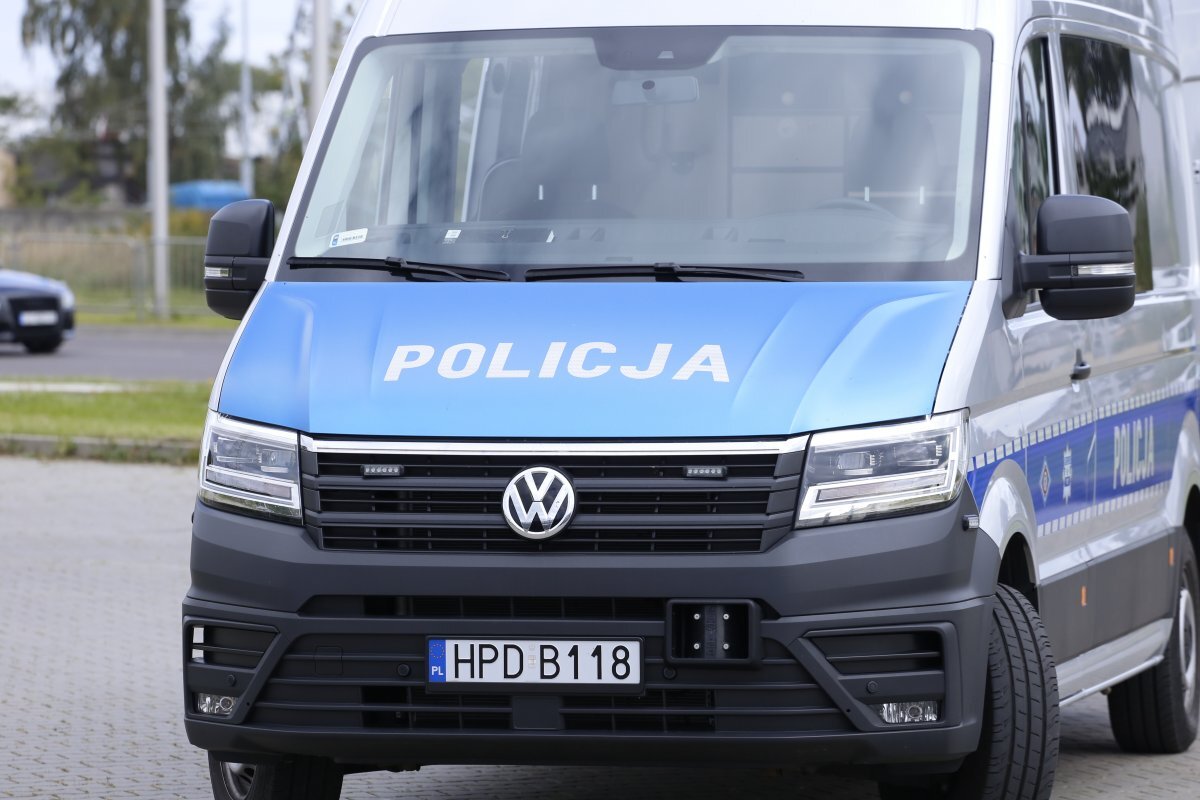 Trzy specjalistyczne radiowozy trafiły do drogówki w Białej Podlaskiej i Lublinie. "APRD" czyli Ambulans Pogotowia Ruchu Drogowego jest wyposażony w sprzęt niezbędny do pracy na miejscu wypadków i kolizji.
Fot. Policja.pl Trzy specjalistyczne radiowozy trafiły do drogówki w Białej Podlaskiej i Lublinie. "APRD" czyli Ambulans Pogotowia Ruchu Drogowego jest wyposażony w sprzęt niezbędny do pracy na miejscu wypadków i kolizji.
Fot. Policja.pl