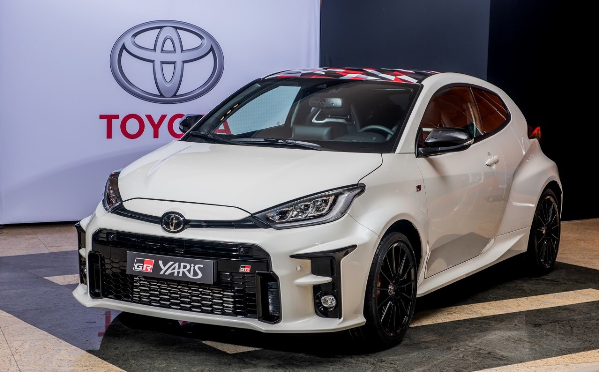 Toyota GR Yaris 

4 maja rozpoczyna się przedsprzedaż Toyoty GR Yaris, nowego sportowego modelu w gamie marki. Ceny 261-konnego hot hatcha z napędem na cztery koła GR-FOUR zaczynają się od 143 900 zł. Zamówienia będą przyjmowane również on-line.

Fot. Toyota 
