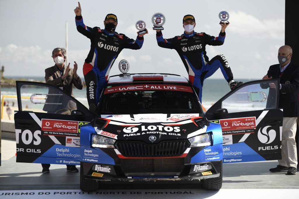 W drugim tegorocznym starcie w mistrzostwach świata Kajetan Kajetanowicz i Maciej Szczepaniak (Škoda Fabia Rally2 evo) ponownie triumfowali w kategorii WRC 3, wygrywając siedem odcinków specjalnych. W klasyfikacji generalnej Rajdu Portugalii jako pierwsi na mecie zameldowali się Elfyn Evans i Scott Martin (Toyota Yaris WRC).
Fot. Lotos Rally Team W drugim tegorocznym starcie w mistrzostwach świata Kajetan Kajetanowicz i Maciej Szczepaniak (Škoda Fabia Rally2 evo) ponownie triumfowali w kategorii WRC 3, wygrywając siedem odcinków specjalnych. W klasyfikacji generalnej Rajdu Portugalii jako pierwsi na mecie zameldowali się Elfyn Evans i Scott Martin (Toyota Yaris WRC).
Fot. Lotos Rally Team