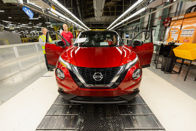 Nissan Juke
Nissan rozpoczął produkcję nowego crossovera Juke w zakładach w Sunderland (Wielka Brytania). Sprzedaż modelu na rynkach europejskich rozpocznie się pod koniec listopada.
Fot. Nissan Nissan Juke
Nissan rozpoczął produkcję nowego crossovera Juke w zakładach w Sunderland (Wielka Brytania). Sprzedaż modelu na rynkach europejskich rozpocznie się pod koniec listopada.
Fot. Nissan