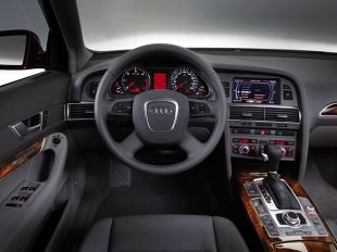 Audi A6 VI generacji zaprezentowano w marcu 2004 roku na salonie samochodowym w Genewie. W porównaniu do ustępującego modelu nadwozie limuzyny było o 12 centymetrów dłuższe i o 4,5 centymetra szersze, chociaż wysokość karoserii pozostała niemal niezmieniona / Fot. Audi 