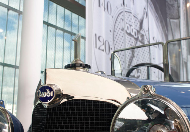 Audi
W 1899 roku August Horch założył firmę A. Horch & Cie. przemianowaną po trzech latach na August Horch & Cie. Motorwagenwerke AG. Potem odszedł z firmy i założył kolejną o nazwie August Horch Automobilwerke GmbH. Między firmami nastąpił konflikt zakończony wyrokiem sądu nakazującym nowej spółce odstąpić od używania nazwy Horch. Pan August wpadł na pomysł, by przetłumaczyć swoje nazwisko (z niem.: „słuchaj”) na łacinę i tak w 1910 roku narodziło się Audi Automobilwerke GmbH.
Fot. Audi Audi
W 1899 roku August Horch założył firmę A. Horch & Cie. przemianowaną po trzech latach na August Horch & Cie. Motorwagenwerke AG. Potem odszedł z firmy i założył kolejną o nazwie August Horch Automobilwerke GmbH. Między firmami nastąpił konflikt zakończony wyrokiem sądu nakazującym nowej spółce odstąpić od używania nazwy Horch. Pan August wpadł na pomysł, by przetłumaczyć swoje nazwisko (z niem.: „słuchaj”) na łacinę i tak w 1910 roku narodziło się Audi Automobilwerke GmbH.
Fot. Audi