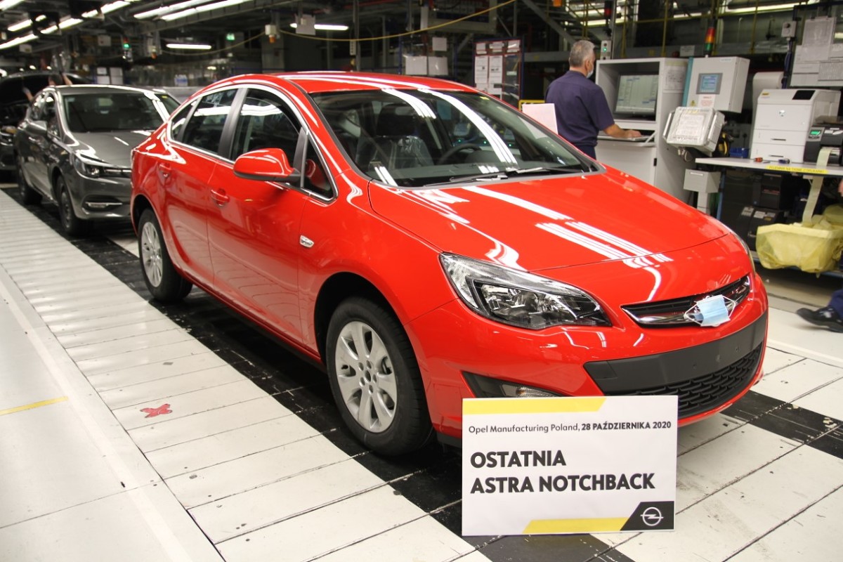 Zakład w Gliwicach wyprodukował właśnie ostatnią Astrę Sedan (notchback) czwartej generacji i kontynuuje produkcję Opla piątej generacji w wersji hatchback.
Fot. Opel Zakład w Gliwicach wyprodukował właśnie ostatnią Astrę Sedan (notchback) czwartej generacji i kontynuuje produkcję Opla piątej generacji w wersji hatchback.
Fot. Opel