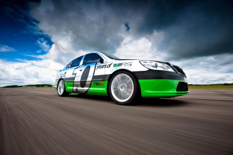 Skoda Octavia RS pojedzie 325 km/h... po jeziorze Skoda Octavia RS pojedzie 325 km/h... po jeziorze