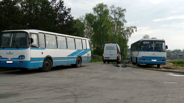 W dniach 15 i 16 maja 2017 r. inspektorzy Wojewódzkiego Inspektoratu Transportu Drogowego w Bydgoszczy przeprowadzali po raz kolejny kontrole stanu technicznego autobusów, które realizują przewozy szkolne.
Fot. ITD W dniach 15 i 16 maja 2017 r. inspektorzy Wojewódzkiego Inspektoratu Transportu Drogowego w Bydgoszczy przeprowadzali po raz kolejny kontrole stanu technicznego autobusów, które realizują przewozy szkolne.
Fot. ITD