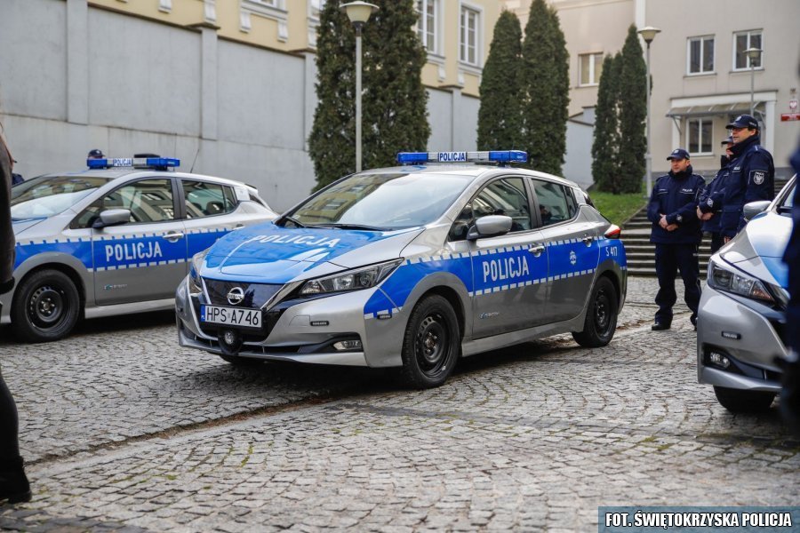 Nowymi elektrycznymi radiowozami w świętokrzyskiej policji są Nissany Leaf II. Fot. Policja Nowymi elektrycznymi radiowozami w świętokrzyskiej policji są Nissany Leaf II. Fot. Policja