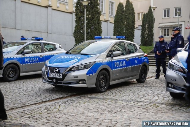 Nowymi elektrycznymi radiowozami w świętokrzyskiej policji są Nissany Leaf II. Fot. Policja Nowymi elektrycznymi radiowozami w świętokrzyskiej policji są Nissany Leaf II. Fot. Policja