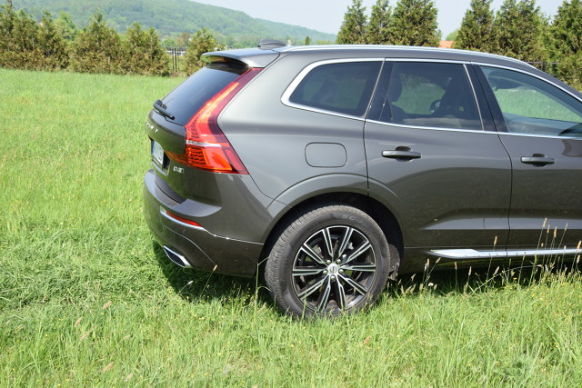 Volvo XC60
W naszym teście Volvo XC60 II generacji w wersji Inscription z silnikiem D4 2.0 o mocy 190 KM z 8-biegową, automatyczną skrzynią biegów Geartronic i napędem 4x4. Mierzy prawie 4,7 m długości, do 100 km/h rozpędza się w 8,4 sekundy i osiąga prędkość maksymalną 205 km/h. W prezentowanej wersji kosztuje 217 400 zł.
Fot. Marcin Rejmer Volvo XC60
W naszym teście Volvo XC60 II generacji w wersji Inscription z silnikiem D4 2.0 o mocy 190 KM z 8-biegową, automatyczną skrzynią biegów Geartronic i napędem 4x4. Mierzy prawie 4,7 m długości, do 100 km/h rozpędza się w 8,4 sekundy i osiąga prędkość maksymalną 205 km/h. W prezentowanej wersji kosztuje 217 400 zł.
Fot. Marcin Rejmer