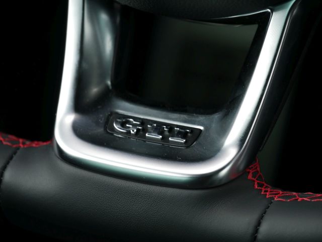 Pierwszy Volkswagen Golf GTI, czyli Gran Turismo Injection, zadebiutował 42 lata temu. Miał zaledwie 110 KM i rozpędzał się do 182 km/h. Najnowsza generacja osiąga 245 KM, setkę rozwija w 6,2 sekundy i ma wszelkie zadatki, by rozdawać karty wśród hot hatchy. Możliwości auta mieliśmy okazję sprawdzać w trakcie jazd na krętych trasach rajdu Monte Carlo.
Fot. Bartłomiej Pobocha Pierwszy Volkswagen Golf GTI, czyli Gran Turismo Injection, zadebiutował 42 lata temu. Miał zaledwie 110 KM i rozpędzał się do 182 km/h. Najnowsza generacja osiąga 245 KM, setkę rozwija w 6,2 sekundy i ma wszelkie zadatki, by rozdawać karty wśród hot hatchy. Możliwości auta mieliśmy okazję sprawdzać w trakcie jazd na krętych trasach rajdu Monte Carlo.
Fot. Bartłomiej Pobocha