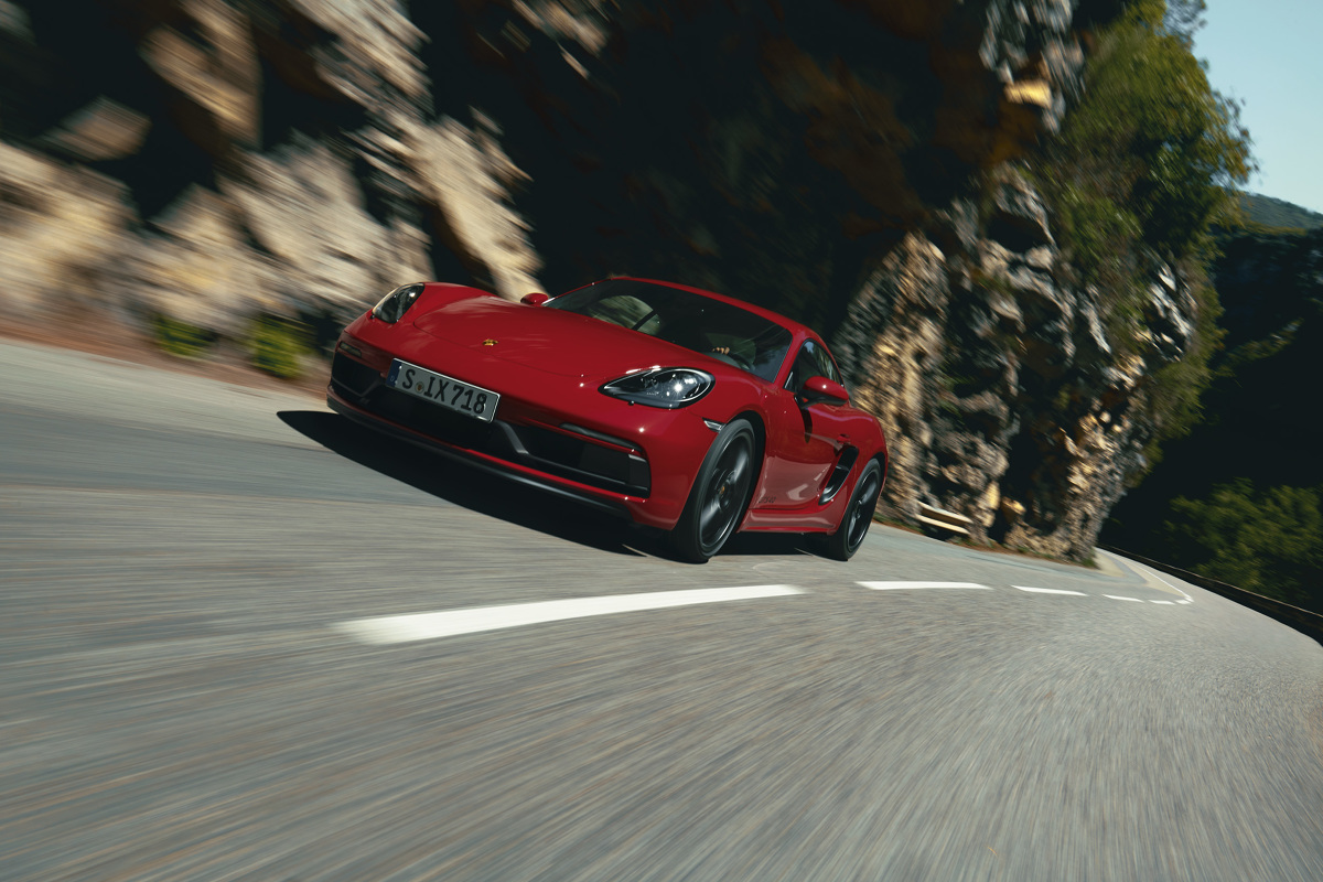 Obydwa dwumiejscowe pojazdy korzystają z tego samego 4-litrowego silnika bokser o 6 cylindrach i mocy 400 KM. Fot. Porsche Obydwa dwumiejscowe pojazdy korzystają z tego samego 4-litrowego silnika bokser o 6 cylindrach i mocy 400 KM. Fot. Porsche