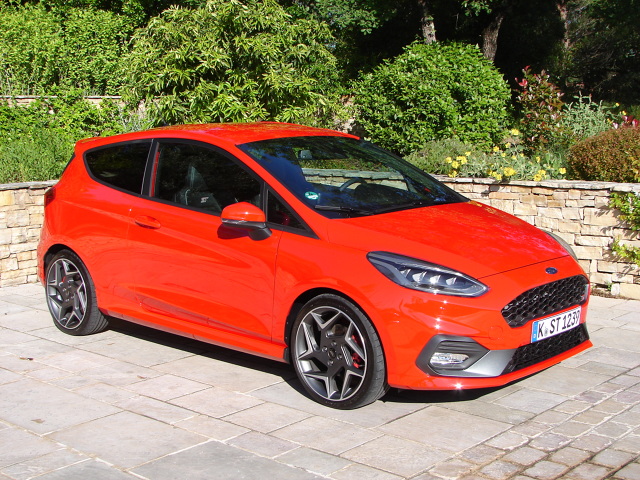 Ford Fiesta ST
Fiesta ST doczekała się zupełnie nowego, 1,5-litrowego trzycylindrowego silnika EcoBoost firmy Ford, który wykorzystuje turbodoładowanie, wysokociśnieniowy wtrysk paliwa, oraz działający na oba wałki układ zmiennych faz rozrządu. Osiąga przy tym moc 200 KM przy 6000 obr/min i 290 Nm momentu obrotowego w zakresie od 1600 do 4000 obr/min. I wraz z nim przyjdzie chyba zmienić zdanie o „silnikach do kosiarki”.
Fot. Dariusz Kowalczuk Ford Fiesta ST
Fiesta ST doczekała się zupełnie nowego, 1,5-litrowego trzycylindrowego silnika EcoBoost firmy Ford, który wykorzystuje turbodoładowanie, wysokociśnieniowy wtrysk paliwa, oraz działający na oba wałki układ zmiennych faz rozrządu. Osiąga przy tym moc 200 KM przy 6000 obr/min i 290 Nm momentu obrotowego w zakresie od 1600 do 4000 obr/min. I wraz z nim przyjdzie chyba zmienić zdanie o „silnikach do kosiarki”.
Fot. Dariusz Kowalczuk