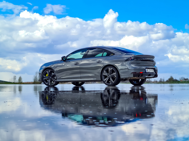 Gdy tylko zobaczyłem pierwszą zapowiedź, zdjęcia i film dotyczący Peugeota 508 PSE (Peugeot Sport Engineered), zapragnąłem tym autem się przejechać. Niestety przez miesiące oczekiwania, w mojej głowie tworzył się obraz dość wyidealizowany. Pełen obaw, aby tylko mój „bohater” nie okazał się wydmuszką, udałem się na pierwsze jazdy testowe w ośrodku doskonalenia techniki jazdy stopnia wyższego DriveLand niedaleko Mszczonowa. Czy się rozczarowałem?
Fot. Kamil Rogala Gdy tylko zobaczyłem pierwszą zapowiedź, zdjęcia i film dotyczący Peugeota 508 PSE (Peugeot Sport Engineered), zapragnąłem tym autem się przejechać. Niestety przez miesiące oczekiwania, w mojej głowie tworzył się obraz dość wyidealizowany. Pełen obaw, aby tylko mój „bohater” nie okazał się wydmuszką, udałem się na pierwsze jazdy testowe w ośrodku doskonalenia techniki jazdy stopnia wyższego DriveLand niedaleko Mszczonowa. Czy się rozczarowałem?
Fot. Kamil Rogala