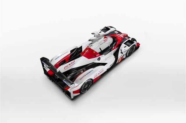 Toyota TS050 Hybrid
W rozpoczynającym się sezonie FIA WEC Toyota wystawi trzy samochody. Mike Conway, Kamui Kobayashi i José María López poprowadzą auto z numerem #7, a Sébastien Buemi i Anthony Davidson, mistrzowie świata 2014, oraz Kazuki Nakajima siądą za kierownicą bolidu #8. W 6-godzinnym wyścigu na torze Spa-Francorchamps oraz w słynnym 24-godzinnym wyścigu w Le Mans wystartuje trzeci team z numerem #9 w składzie Stéphane Sarrazin, Yuji Kunimoto i Nicolas Lapierre.
Fot. Toyota Toyota TS050 Hybrid
W rozpoczynającym się sezonie FIA WEC Toyota wystawi trzy samochody. Mike Conway, Kamui Kobayashi i José María López poprowadzą auto z numerem #7, a Sébastien Buemi i Anthony Davidson, mistrzowie świata 2014, oraz Kazuki Nakajima siądą za kierownicą bolidu #8. W 6-godzinnym wyścigu na torze Spa-Francorchamps oraz w słynnym 24-godzinnym wyścigu w Le Mans wystartuje trzeci team z numerem #9 w składzie Stéphane Sarrazin, Yuji Kunimoto i Nicolas Lapierre.
Fot. Toyota