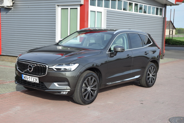 Volvo XC60
W naszym teście Volvo XC60 II generacji w wersji Inscription z silnikiem D4 2.0 o mocy 190 KM z 8-biegową, automatyczną skrzynią biegów Geartronic i napędem 4x4. Mierzy prawie 4,7 m długości, do 100 km/h rozpędza się w 8,4 sekundy i osiąga prędkość maksymalną 205 km/h. W prezentowanej wersji kosztuje 217 400 zł.
Fot. Marcin Rejmer Volvo XC60
W naszym teście Volvo XC60 II generacji w wersji Inscription z silnikiem D4 2.0 o mocy 190 KM z 8-biegową, automatyczną skrzynią biegów Geartronic i napędem 4x4. Mierzy prawie 4,7 m długości, do 100 km/h rozpędza się w 8,4 sekundy i osiąga prędkość maksymalną 205 km/h. W prezentowanej wersji kosztuje 217 400 zł.
Fot. Marcin Rejmer
