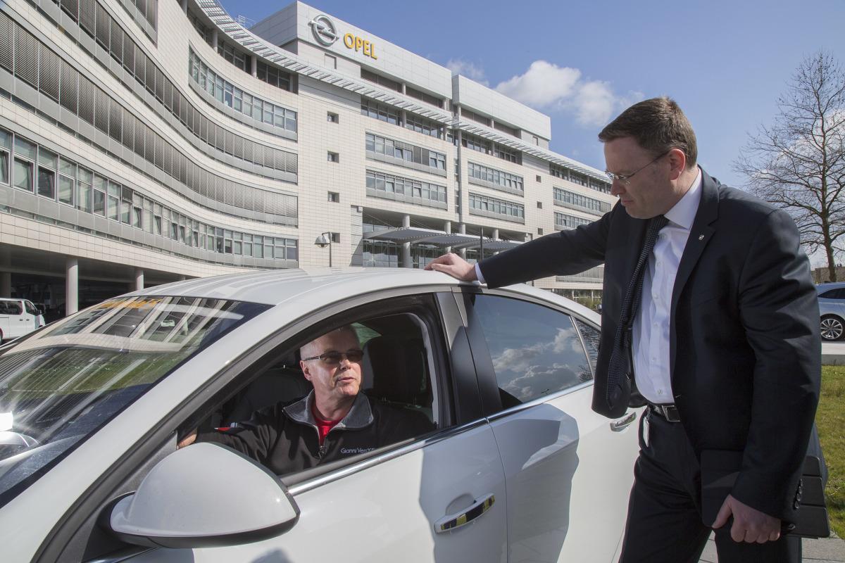 Według oficjalnych danych producenta Opel Insignia w zależności od wyposażenia zużywa on od 3,9 do 3,8 litra paliwa na 100 kilometrów. Wartości te dotyczą sedana z supercichym dieslem 1.6 o mocy 100 kW/136 KM. Niezależny ekspert ze Szwajcarii udowodnił jednak, że w typowych środkowoeuropejskich warunkach ruchu drogowego podane wartości można znacznie poprawić / Fot. Opel Według oficjalnych danych producenta Opel Insignia w zależności od wyposażenia zużywa on od 3,9 do 3,8 litra paliwa na 100 kilometrów. Wartości te dotyczą sedana z supercichym dieslem 1.6 o mocy 100 kW/136 KM. Niezależny ekspert ze Szwajcarii udowodnił jednak, że w typowych środkowoeuropejskich warunkach ruchu drogowego podane wartości można znacznie poprawić / Fot. Opel