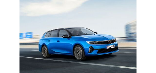 Opel Astra Sports Tourer
W poprzedniej Astrze bagażnik miał 540 litrów, w nowej – aż 608 w wariancie 5-miejscowym i 1 634 przy złożonych oparciach kanapy (można je dzielić 40/20/40). W przypadku wersji plug-in hybrid – odpowiednio 528 i 1574 l.
Fot. Opel Opel Astra Sports Tourer
W poprzedniej Astrze bagażnik miał 540 litrów, w nowej – aż 608 w wariancie 5-miejscowym i 1 634 przy złożonych oparciach kanapy (można je dzielić 40/20/40). W przypadku wersji plug-in hybrid – odpowiednio 528 i 1574 l.
Fot. Opel