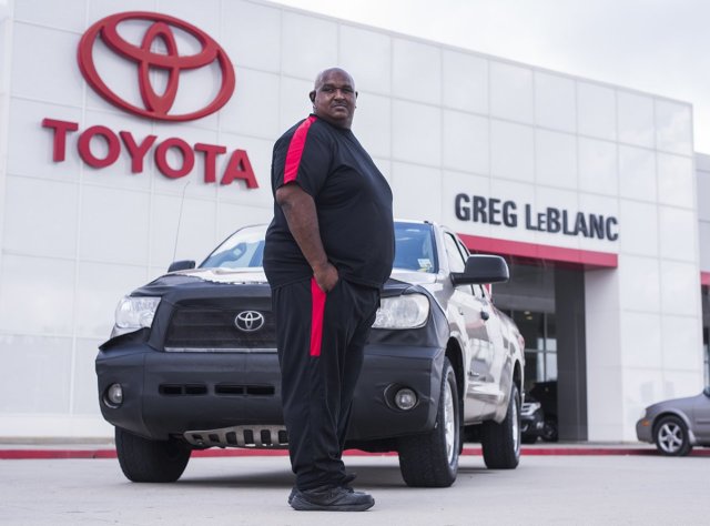 Victor Sheppard w ciągu 9 lat przejechał Toyotą Tundrą milion mil (1,6 mln km). Był tak zadowolony ze swojego samochodu, że jeszcze długo nie zamierzał go sprzedawać. Inżynierowie Toyoty mieli jednak dla niego propozycję nie do odrzucenia. Dla ludzi projektujących nowe modele zbadanie auta z takim przebiegiem to bezcenne doświadczenie. Dlatego Toyota zaoferowała Sheppardowi w zamian za jego auto najnowszą Tundrę / Fot. Toyota Victor Sheppard w ciągu 9 lat przejechał Toyotą Tundrą milion mil (1,6 mln km). Był tak zadowolony ze swojego samochodu, że jeszcze długo nie zamierzał go sprzedawać. Inżynierowie Toyoty mieli jednak dla niego propozycję nie do odrzucenia. Dla ludzi projektujących nowe modele zbadanie auta z takim przebiegiem to bezcenne doświadczenie. Dlatego Toyota zaoferowała Sheppardowi w zamian za jego auto najnowszą Tundrę / Fot. Toyota