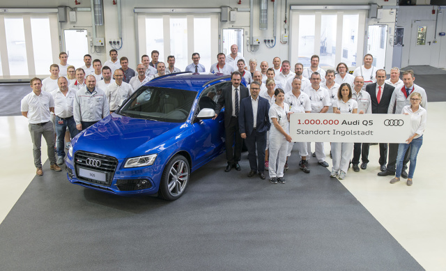 Audi SQ5
Milionowy egzemplarz Audi Q5 zjechał z taśmy produkcyjnej w najważniejszej fabryce Audi, w Ingolstadt. Milionowe auto, w wersji SQ5 i w kolorze błękitnym Sepang, trafi do rodziny w Niemczech.
Fot. Audi Audi SQ5
Milionowy egzemplarz Audi Q5 zjechał z taśmy produkcyjnej w najważniejszej fabryce Audi, w Ingolstadt. Milionowe auto, w wersji SQ5 i w kolorze błękitnym Sepang, trafi do rodziny w Niemczech.
Fot. Audi