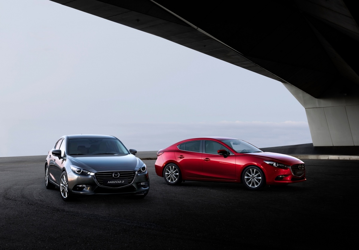Mazda 3
Klienci będą mogli wybierać spośród trzech egzemplarzy z jednostkami benzynowymi o mocy 100, 120 i 165 koni mechanicznych, oraz dwoma dieslami: 105 i 165-konnym. W ofercie znajdą się zarówno modele z manualną, jak i automatyczną skrzynią biegów.
Fot. Mazda Mazda 3
Klienci będą mogli wybierać spośród trzech egzemplarzy z jednostkami benzynowymi o mocy 100, 120 i 165 koni mechanicznych, oraz dwoma dieslami: 105 i 165-konnym. W ofercie znajdą się zarówno modele z manualną, jak i automatyczną skrzynią biegów.
Fot. Mazda
