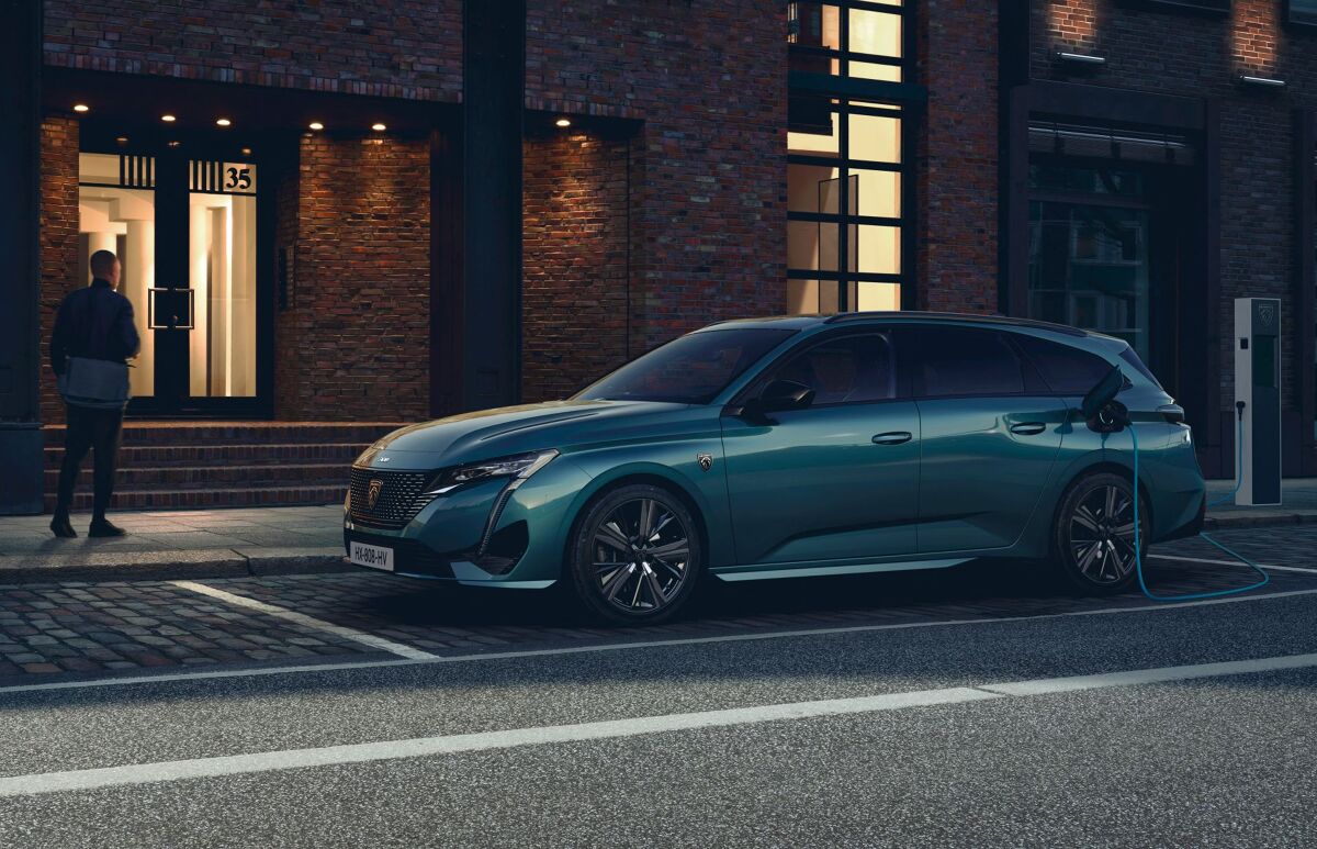 Nowy Peugeot 308 SW zadebiutował właśnie w Polsce w segmencie kompaktowych kombi. Powiększony o 55 mm rozstaw osi w porównaniu do wersji hatchback przyczynił się do wydłużenia sylwetki nadwozia i powiększenia przestrzeni w tylnej części kabiny. Dzięki czemu pojemność bagażnika sięga od 608 litrów do 1634 litrów przy całkowitym złożeniu tylnej kanapy.
Fot. Peugeot Nowy Peugeot 308 SW zadebiutował właśnie w Polsce w segmencie kompaktowych kombi. Powiększony o 55 mm rozstaw osi w porównaniu do wersji hatchback przyczynił się do wydłużenia sylwetki nadwozia i powiększenia przestrzeni w tylnej części kabiny. Dzięki czemu pojemność bagażnika sięga od 608 litrów do 1634 litrów przy całkowitym złożeniu tylnej kanapy.
Fot. Peugeot