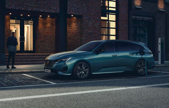 Nowy Peugeot 308 SW zadebiutował właśnie w Polsce w segmencie kompaktowych kombi. Powiększony o 55 mm rozstaw osi w porównaniu do wersji hatchback przyczynił się do wydłużenia sylwetki nadwozia i powiększenia przestrzeni w tylnej części kabiny. Dzięki czemu pojemność bagażnika sięga od 608 litrów do 1634 litrów przy całkowitym złożeniu tylnej kanapy.
Fot. Peugeot Nowy Peugeot 308 SW zadebiutował właśnie w Polsce w segmencie kompaktowych kombi. Powiększony o 55 mm rozstaw osi w porównaniu do wersji hatchback przyczynił się do wydłużenia sylwetki nadwozia i powiększenia przestrzeni w tylnej części kabiny. Dzięki czemu pojemność bagażnika sięga od 608 litrów do 1634 litrów przy całkowitym złożeniu tylnej kanapy.
Fot. Peugeot