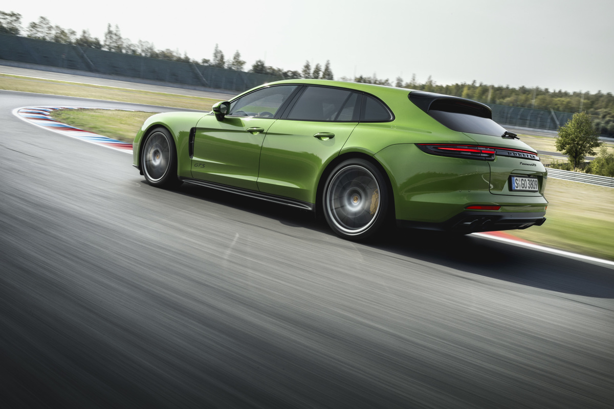 Porsche Panamera GTS Sport Turismo
Modele GTS oferują wszystkie innowacje znane z drugiej generacji gamy Porsche Panamera. Ich lista obejmuje cyfrowy kokpit Porsche Advanced Cockpit, systemy wspomagające takie jak Porsche InnoDrive, w tym adaptacyjny tempomat, czy opcjonalną tylną oś skrętną.
Fot. Porsche Porsche Panamera GTS Sport Turismo
Modele GTS oferują wszystkie innowacje znane z drugiej generacji gamy Porsche Panamera. Ich lista obejmuje cyfrowy kokpit Porsche Advanced Cockpit, systemy wspomagające takie jak Porsche InnoDrive, w tym adaptacyjny tempomat, czy opcjonalną tylną oś skrętną.
Fot. Porsche