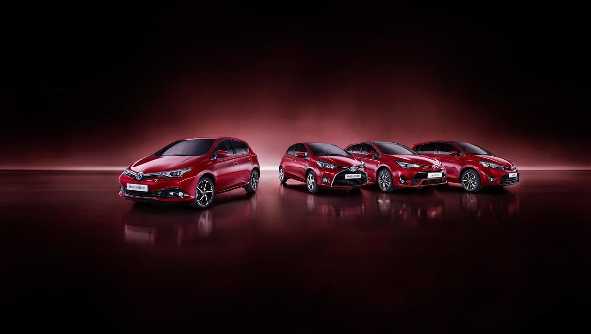 Toyota Motor Europe wprowadza nową koncepcję roku modelowego dla modeli produkowanych w Europie. Zgodnie z nią producent będzie co roku aktualizował palety lakierów oraz elementy stylizacyjne. W 2017 roku modele Yaris, Auris, Verso i Avensis będą dostępne w nowym kolorze Tokyo Red, z nowymi tapicerkami oraz nowym wzorem felg aluminiowych.
Fot. Toyota Toyota Motor Europe wprowadza nową koncepcję roku modelowego dla modeli produkowanych w Europie. Zgodnie z nią producent będzie co roku aktualizował palety lakierów oraz elementy stylizacyjne. W 2017 roku modele Yaris, Auris, Verso i Avensis będą dostępne w nowym kolorze Tokyo Red, z nowymi tapicerkami oraz nowym wzorem felg aluminiowych.
Fot. Toyota