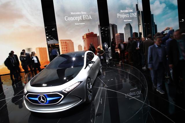 Mercedes EQA Concept
Napęd Concept EQA składa się z dwóch silników elektrycznych. Łącznie produkują one przeszło 270 KM i wprawiają w ruch obie osie. Zasięg będzie uzależniony od pojemności zamontowanych baterii. Mercedes deklaruje, że w grę będzie wchodziło nawet 400 km na jednym ładowaniu ogniw o pojemności przekraczającej 60 kWh.
Fot. Newspress Mercedes EQA Concept
Napęd Concept EQA składa się z dwóch silników elektrycznych. Łącznie produkują one przeszło 270 KM i wprawiają w ruch obie osie. Zasięg będzie uzależniony od pojemności zamontowanych baterii. Mercedes deklaruje, że w grę będzie wchodziło nawet 400 km na jednym ładowaniu ogniw o pojemności przekraczającej 60 kWh.
Fot. Newspress
