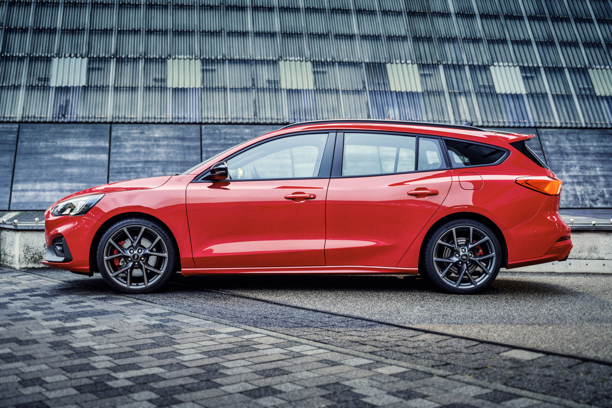 Ford Focus ST kombi
Odmiana benzynowa dostępna jest z siedmiobiegową skrzynią automatyczną lub z 6-biegową manualną. a diesel występuje w konfiguracji tylko z manualem. Do wyboru są pakiety wyposażeniowe ST-2 i ST-3.
Fot. Ford Ford Focus ST kombi
Odmiana benzynowa dostępna jest z siedmiobiegową skrzynią automatyczną lub z 6-biegową manualną. a diesel występuje w konfiguracji tylko z manualem. Do wyboru są pakiety wyposażeniowe ST-2 i ST-3.
Fot. Ford