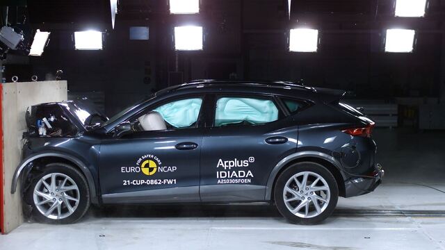 Testy „Crash Test”, w których rozbijane są samochody, pękają szyby, a manekiny „składają się” jak lalki, zawsze wywołują emocje. Czy to tylko samochodowe show czy też testy Euro NCAP mają realny wpływ na zakupy pojazdów?
Fot. Archiwum
Testy „Crash Test”, w których rozbijane są samochody, pękają szyby, a manekiny „składają się” jak lalki, zawsze wywołują emocje. Czy to tylko samochodowe show czy też testy Euro NCAP mają realny wpływ na zakupy pojazdów?
Fot. Archiwum