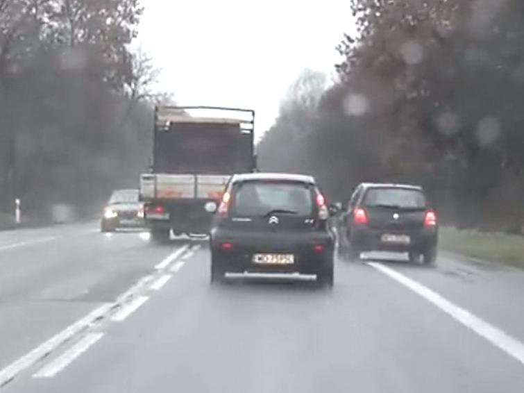Kierowca ciężarówki kompletnie nie liczy się z innymi użytkownikami drogi Kierowca ciężarówki kompletnie nie liczy się z innymi użytkownikami drogi