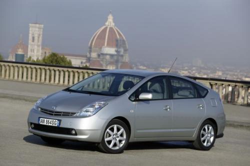 Fot. Toyota: Najoszczędniejszym autem napędzanym silnikiem benzynowym jest Toyota Prius. Ten samochód ma jednak napęd hybrydowy, w którym silnik benzynowy jest wspomagany silnikiem elektrycznym. Średnie zużycie paliwa wynosi tylko 4,3 l na 100 km. Fot. Toyota: Najoszczędniejszym autem napędzanym silnikiem benzynowym jest Toyota Prius. Ten samochód ma jednak napęd hybrydowy, w którym silnik benzynowy jest wspomagany silnikiem elektrycznym. Średnie zużycie paliwa wynosi tylko 4,3 l na 100 km.