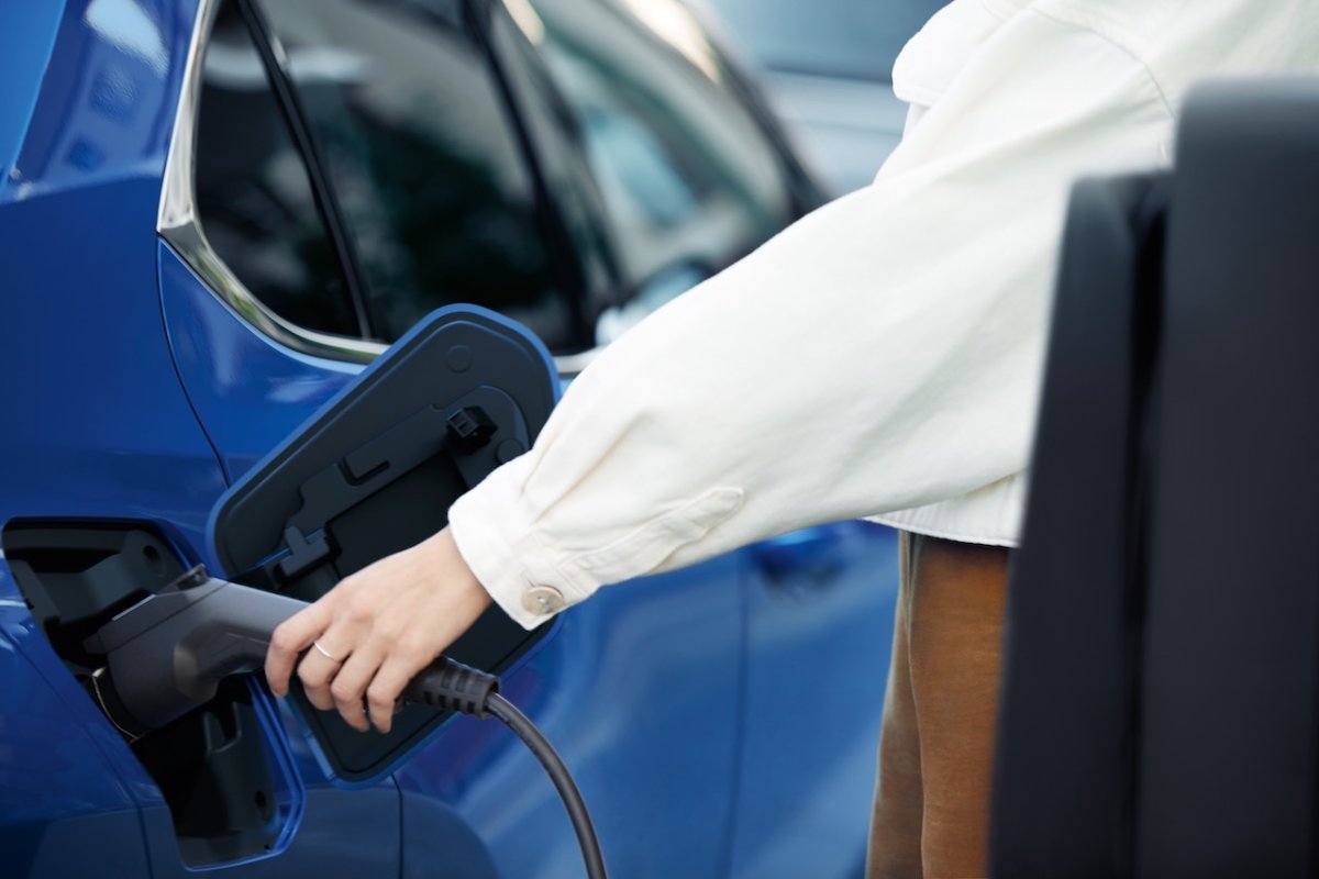 Producenci pokazują kolejne modele o napędzie elektrycznym i snują odważne plany. Co w segmencie crossoverów i SUV-ów szykują dla nas znane marki luksusowe?
Fot. materiał producentów Producenci pokazują kolejne modele o napędzie elektrycznym i snują odważne plany. Co w segmencie crossoverów i SUV-ów szykują dla nas znane marki luksusowe?
Fot. materiał producentów