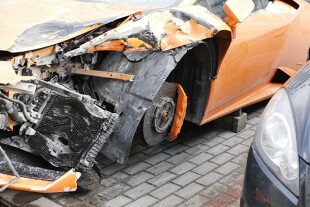 Lamborghini Huracan, które w minioną sobotę brało udział w kolizji na warszawskiej Woli, wyglądało dziś jeszcze gorzej, niż bezpośrednio po zderzeniu z samochodami marki Toyota i Renault. Wszystko za sprawą złodziei, którzy z rozbitego auta ukradli m.in. koła i znaczek firmowy. Poniżej publikujemy najnowsze zdjęcia luksusowego pojazdu.<br><br>Fot. Szymon Starnawski 